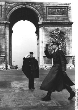 Paris vor Triumphbogen